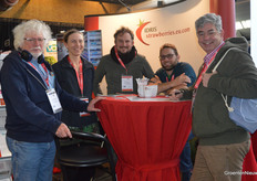 Johan Aelterman on the left with three of his four children and a visitor on the right. Idris has been active in everbearers for a long time and now focuses extra on the Netherlands and Belgium with new varieties.